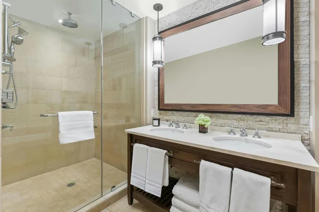 Grand, Slope, Guest Room, Deluxe, 2 Queen Beds, with View، The St. Regis Deer Valley 2/3