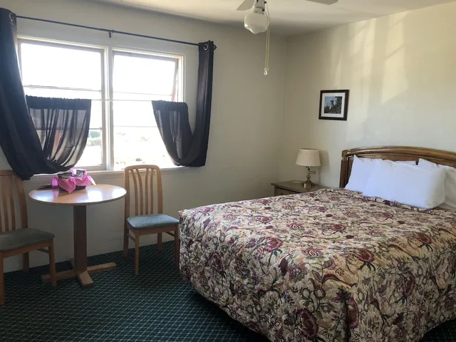 Standard, Single, Queen Bed, Lighthouse Inn 1/7