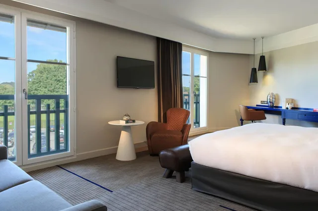Junior Suite, King Bed, Garden View, Sofa, Renaissance Paris Hippodrome de St. Cloud Hotel 2/4
