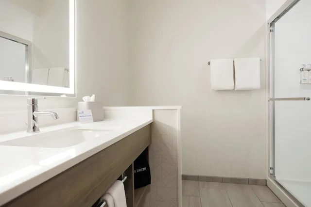 Holiday Inn Express & Suites Overland Park South, Belton, Raymore 48/50