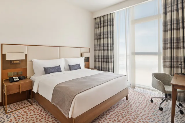 جناح استوديو بسرير كينج بإطلالة على المدينة بمطبخ، Staybridge Suites Dubai Al-Maktoum Airport 2/7