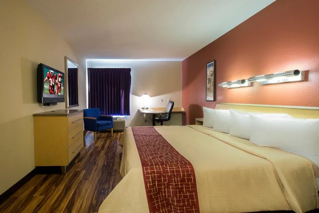 جناح بسرير كينج بجاكوزي، Red Roof Inn & Suites Philadelphia - Bellmawr 1/10