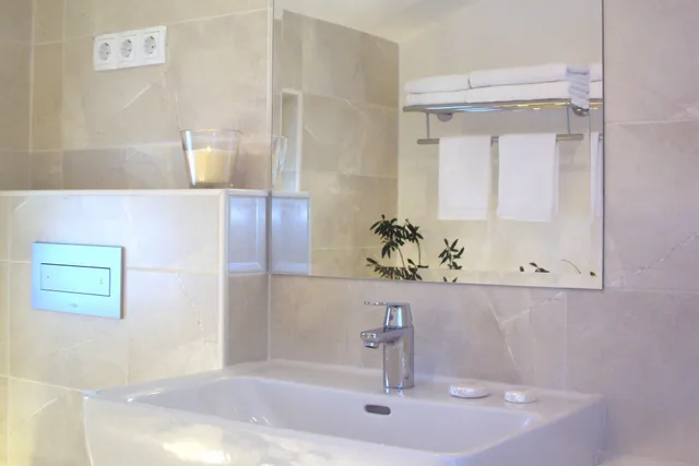 غرفة بريميوم بسرير كوين بشرفة بإطلالة جزئية على البحر، Refresh Boutique Apartments 6/10