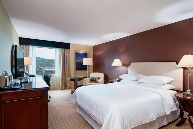 غرفة كبيرة بسرير كينج وسرير كوين بإطلالة على المدينة مع دخول صالة النادي، Sheraton Hotel Newfoundland 2/10