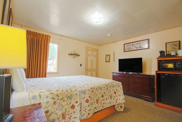 Room, 2 Double Beds, Sunflower Motel Hiawatha By OYO 7/10