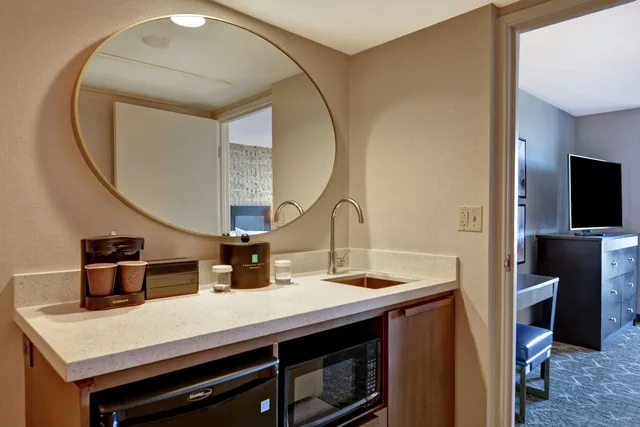 جناح ركني بسرير كينج مع أريكة لذوي الإعاقة، Embassy Suites by Hilton Minneapolis Airport 7/8