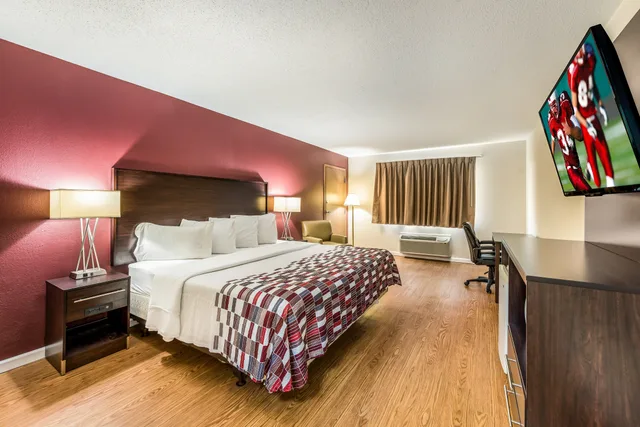 غرفة ديلوكس بسرير كينج، Red Roof Inn & Suites Wapakoneta 3/4