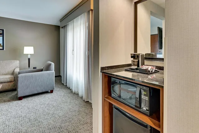 جناح بسرير كينج بغرفتين مع أريكة بحوض استحمام في طابق مرتفع لذوي الإعاقة، Drury Plaza St Paul Downtown 3/3