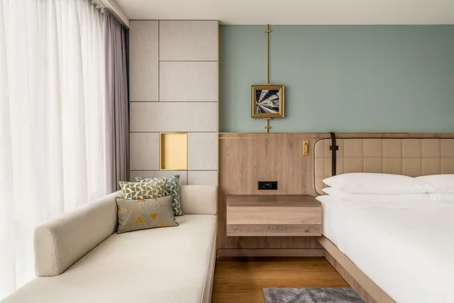 Guest Room, Superior, King Bed, Main Building, Zurich Marriott Hotel 6/10