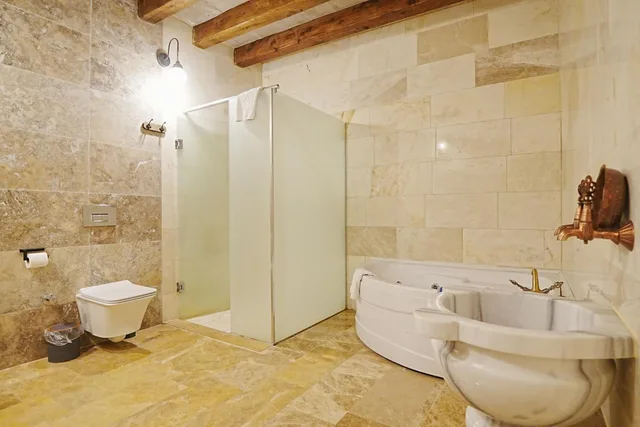 غرفة ثلاثية بحوض استحمام، Kayra cave suites 4/9
