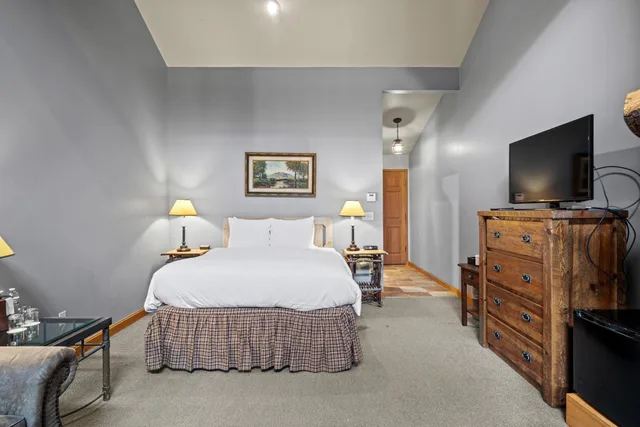 Cabin, Queen Bed, River Front، Weasku Inn 1/1