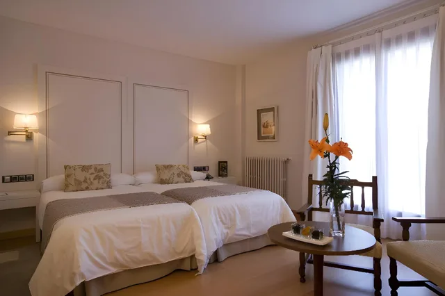 غرفة قياسية بسرير مزدوج مع أريكة، Parador de Puebla de Sanabria 1/2