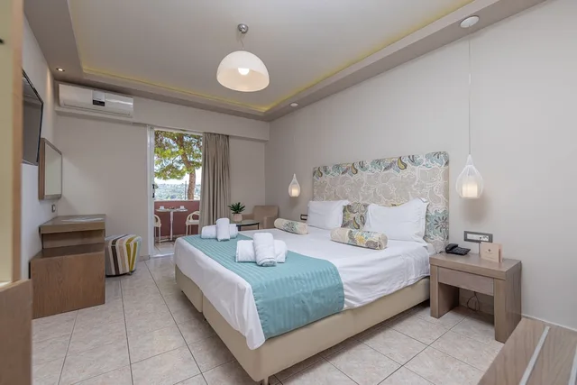 غرفة قياسية بسرير مزدوج بغرفة نوم واحدة بإطلالة جزئية على البحر، Balcony Hotel 1/4