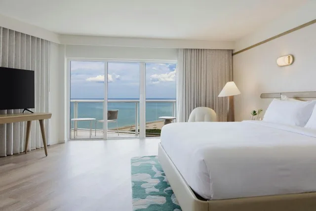 Grand, Executive, Suite, King Bed, Sofa, Balcony, Fort Lauderdale Marriott Pompano Beach Resort and Spa 2/5