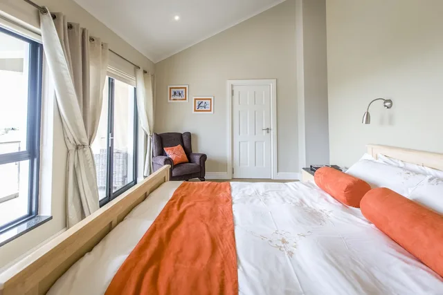Luxury, Queen Bed, Lake Side, Balcony، Orange Inn Knysna 2/10