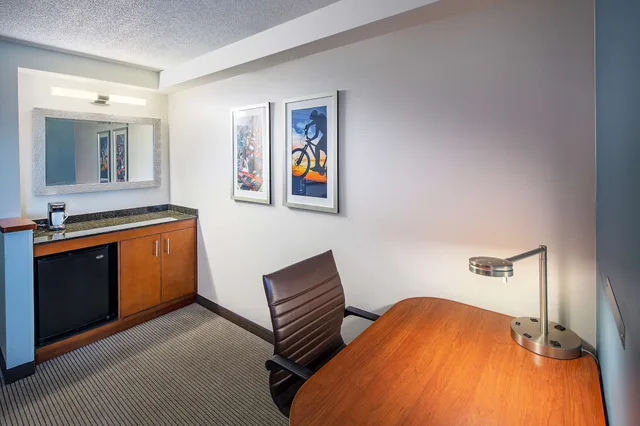 غرفة قياسية بسريرين كوين مع أريكة، Hyatt Place Madison Downtown 5/9