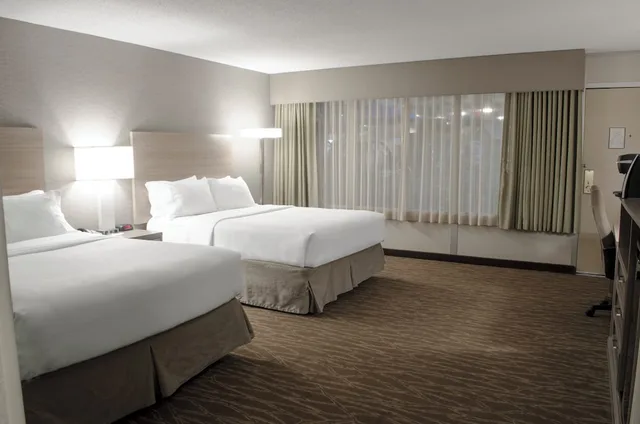 غرفة قياسية بسريرين كوين بإطلالة على المسبح، Holiday Inn Fargo 6/10