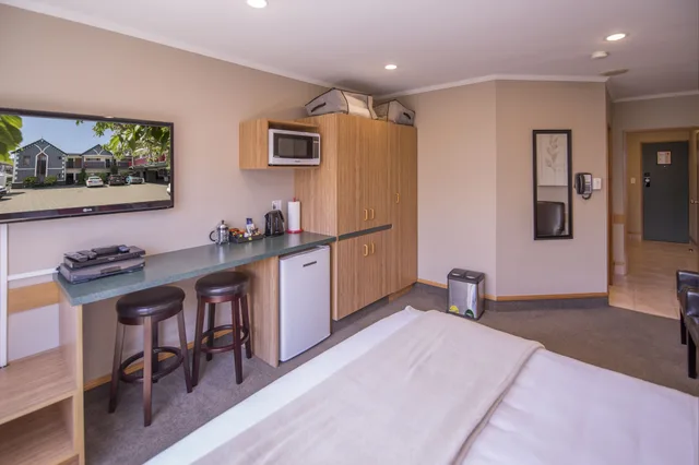 Studio, King Bed, Jetted Tub, Amross Court Motor Lodge 1/2