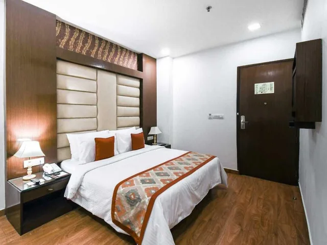 غرفة بريميوم بسرير مزدوج، Taurus Sarovar Portico New Delhi 1/3