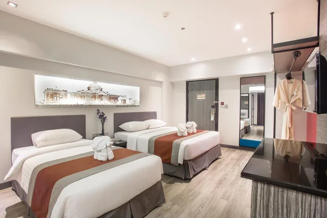 Canal, Deluxe, Triple, 1 Double and 1 Single Bed، Nouvo City Hotel 3/5