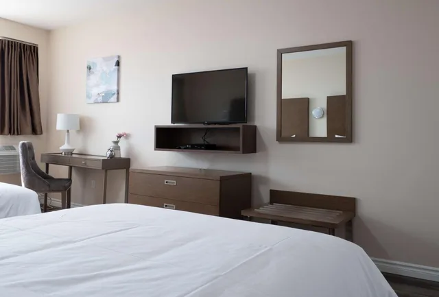 Standard, 2 Double Beds, Hotel Montreal Metropolitan, an Ascend Collection Hotel 2/2