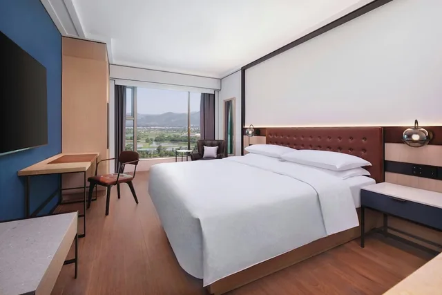 Premium, Queen Bed, Four Points By Sheraton 1/10
