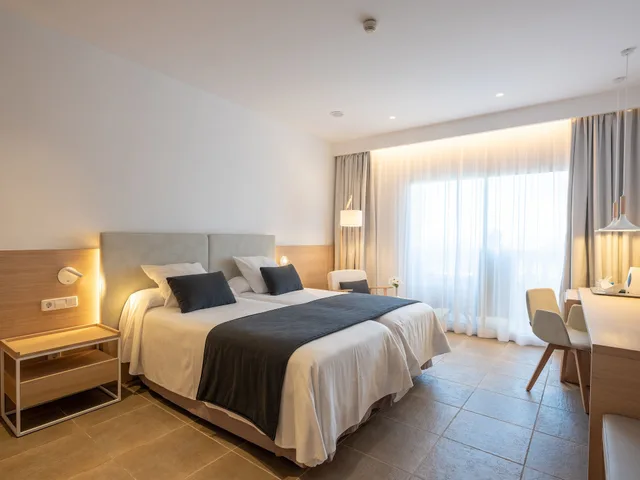 غرفة سوبيريور بسرير كوين بإطلالة على البحر بشرفة، HOTEL VILLA CHIQUITA 2/10