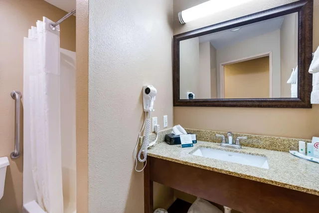 جناح بسرير كينج بحوض جاكوزي، Quality Inn I-70 Near Kansas Speedway 3/3