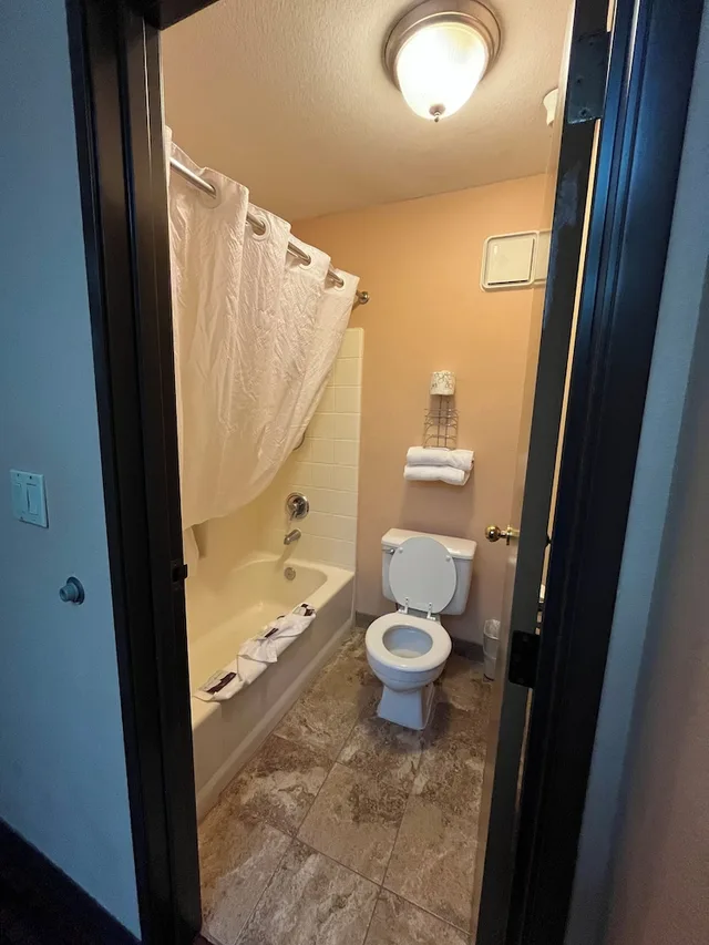 غرفة بسرير كينج بحوض جاكوزي، Americas Best Value Inn & Suites Forest Grove Hillsboro 5/6