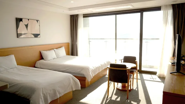 غرفة ديلوكس بسريرين منفصلين وسرير كوين وسرير فردي، Ocean Hill Hotel Yeosu 1/3