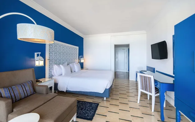 غرفة بريميوم بشرفة، Radisson Blu Resort and Thalasso Hammamet 3/9