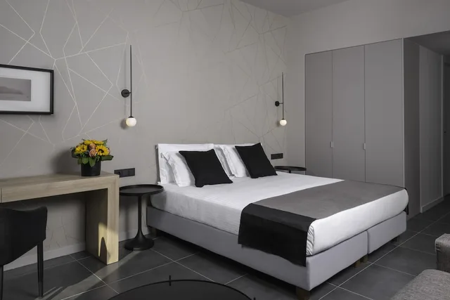جناح بسرير كوين بإطلالة على البحر مع أريكة، Azur Suites 1/4