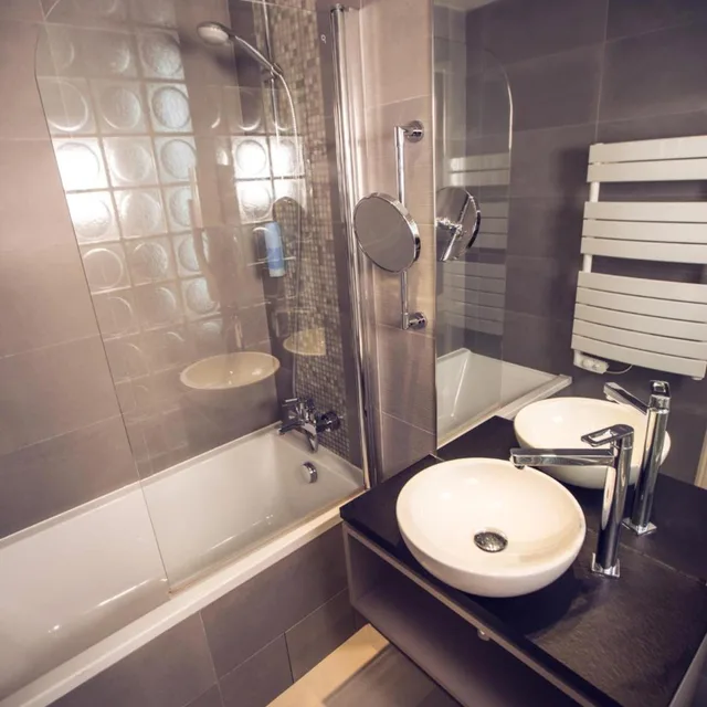 غرفة ثلاثية، TIMHOTEL LE LOUVRE 6/10