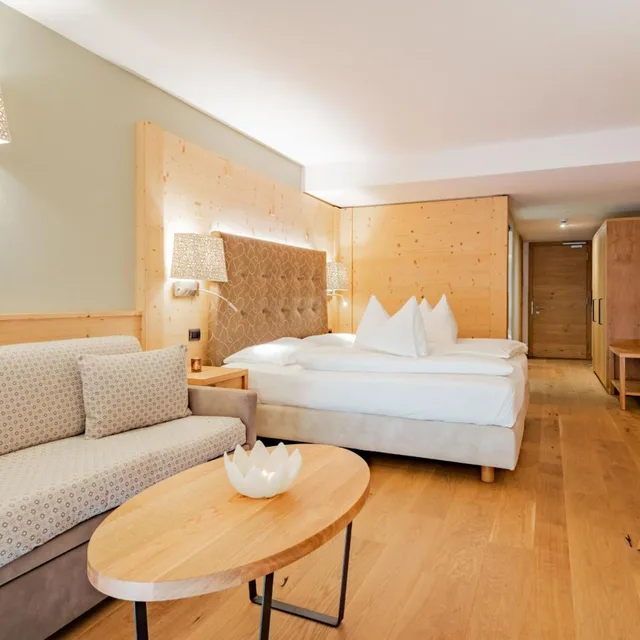 جناح جونيور، Hotel Cesa Tyrol 4/10