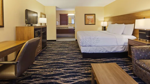 غرفة بسرير كينج بشرفة مع أريكة، Best Western Mountainbrook Inn 4/10