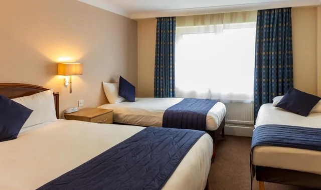 غرفة عائلية بسرير مزدوج وسريرين منفصلين، Britannia Leeds Bradford Airport 3/8