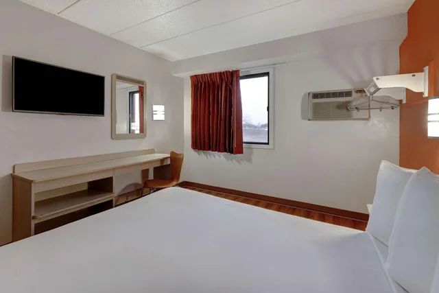 1 Queen Bed - Hearing Accessible Micfridge، Motel6 Lakeville, MN - South - Lakeville 6/10