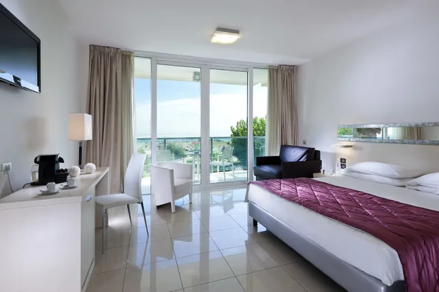 Classic, Double Bed, Lateral Partial Sea View, Lateral Side Sea View, Balcony, MERCURE RIMINI ARTIS 3/10