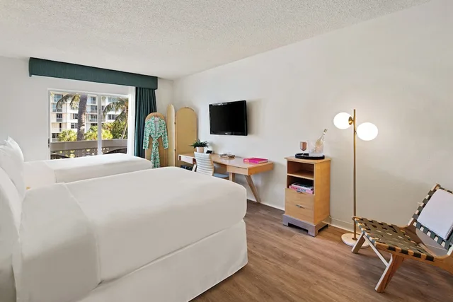 غرفة سوبيريور بسرير مزدوج بشرفة، Palm Tree Club Miami Hotel 3/4