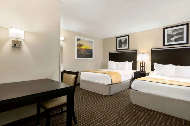 2 Bedrooms, Suite, 2 Queen Beds, Days Inn by Wyndham Cortez 2/4