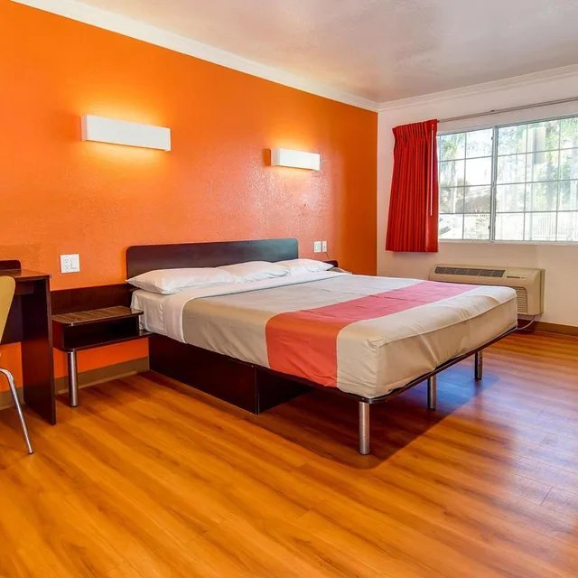 غرفة بسرير كينج لذوي الإعاقة، Motel6 Garden Grove, CA 5/10