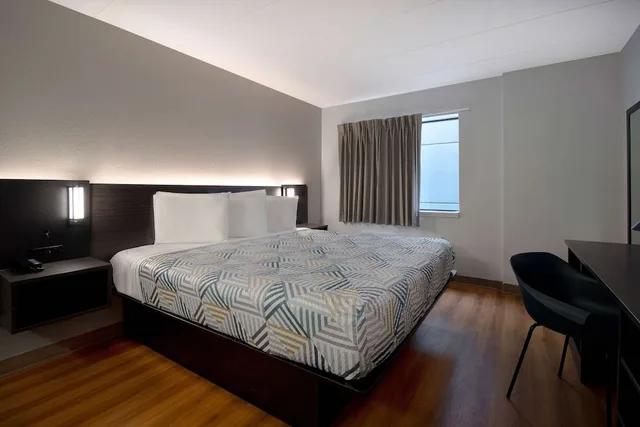 غرفة قياسية بسرير مزدوج، Motel6 Merrillville, IN 2/8