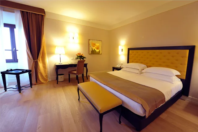 جناح كلاسيكي بسرير كوين مع أريكة، Palazzo San Lorenzo 4/6