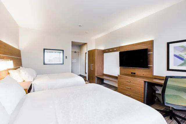 غرفة قياسية بسريرين كوين، HOLIDAY INN EXPRESS & SUITES WEST EDMONTON-MALL AREA 4/8