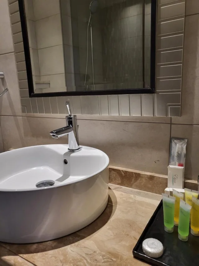 جناح، Ambassador Hotel 9/10