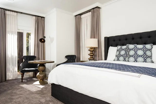 غرفة بسرير كينج بإطلالة على المسبح، Hotel Ella 1/1