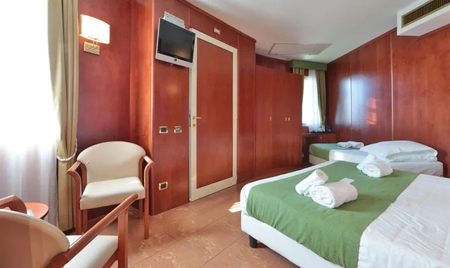 Room, 1 King and 1 Single Beds, Best Western Hotel Anthurium 1/3