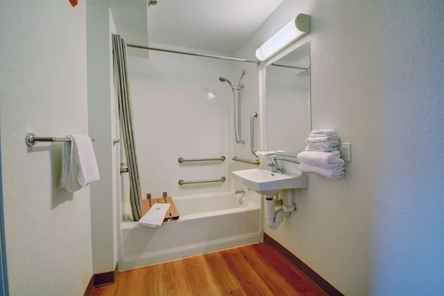 جناح ديلوكس بسرير كينج، Motel6 Wethersfield, CT - Hartford 8/10