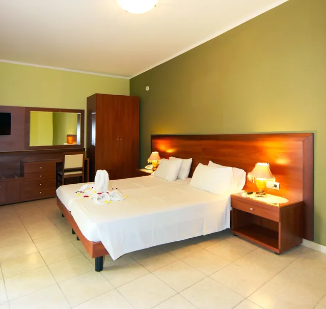 جناح بأربعة أسرّة بإطلالة على الحديقة بغرفتي نوم، Esmeralda Hotel 4/8