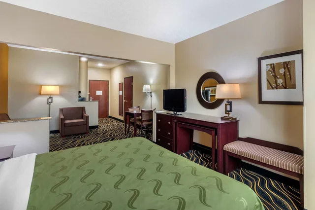 جناح بزنس بسرير كينج مع أريكة لذوي الإعاقة، Quality Suites Addison-Dallas 3/5